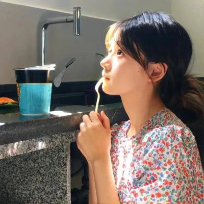 圈内顶流官宣恋情引爆服务器，全网玩梗，连日来持续发酵